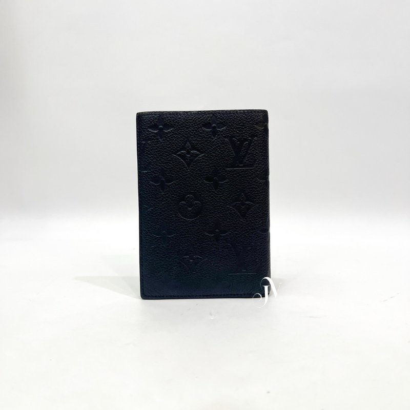 LV 黑牛皮壓紋對開4卡護照封套 M63914-0