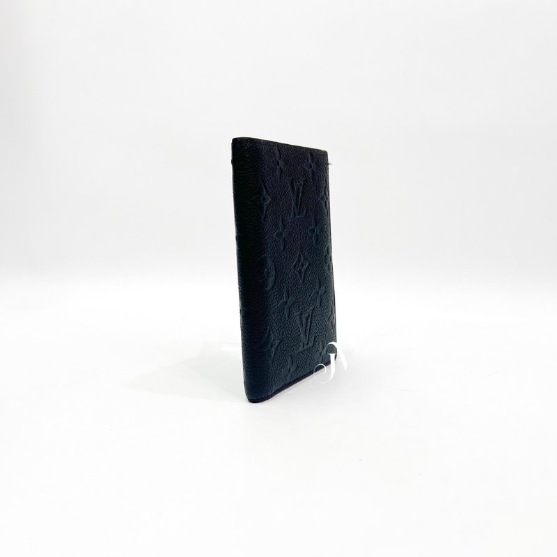 LV 黑牛皮壓紋對開4卡護照封套 M63914-2