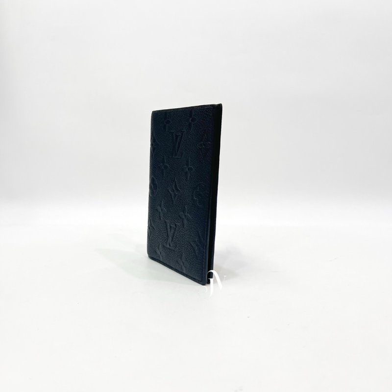 LV 黑牛皮壓紋對開4卡護照封套 M63914-3