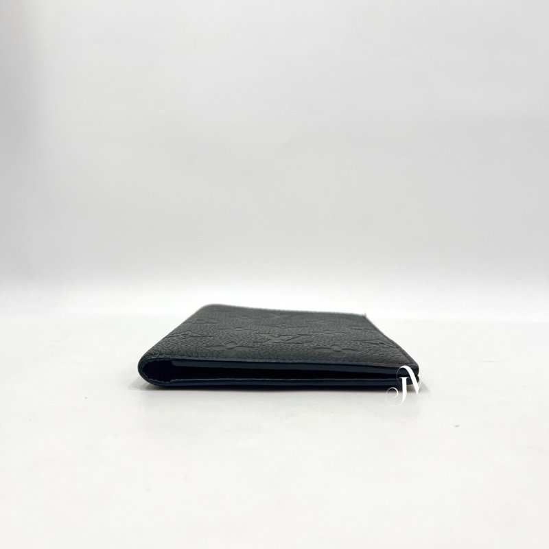 LV 黑牛皮壓紋對開4卡護照封套 M63914-4