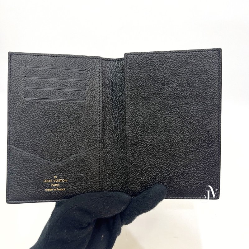 LV 黑牛皮壓紋對開4卡護照封套 M63914-5