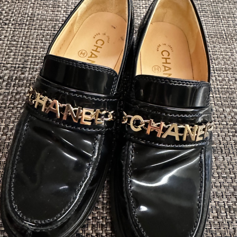 CHANEL LOAFER 樂福鞋 漆皮黑色皮 金色字扣 鞋跟處雙C 美-0