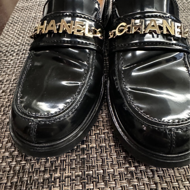 CHANEL LOAFER 樂福鞋 漆皮黑色皮 金色字扣 鞋跟處雙C 美-1