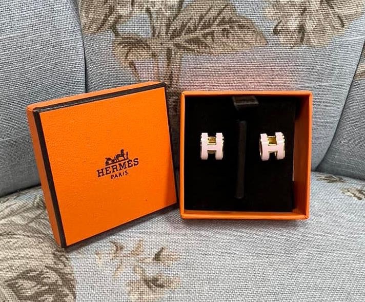 Hermes經典不敗的粉色H針式耳環-2
