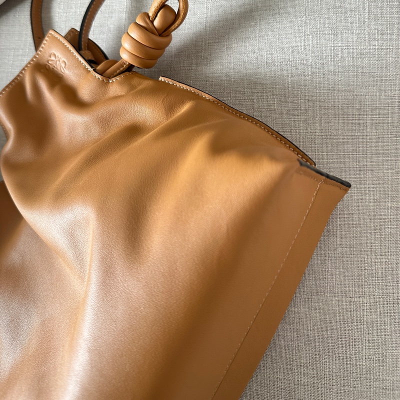 Loewe Flamenco clutch 暖沙色中號 附胸針&提把-4