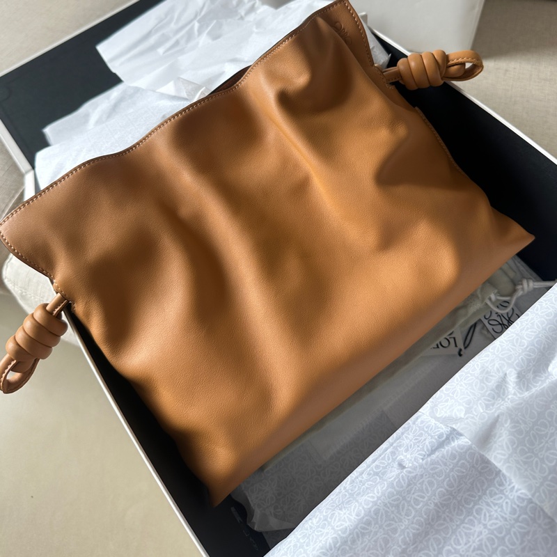 Loewe Flamenco clutch 暖沙色中號 附胸針&提把-3
