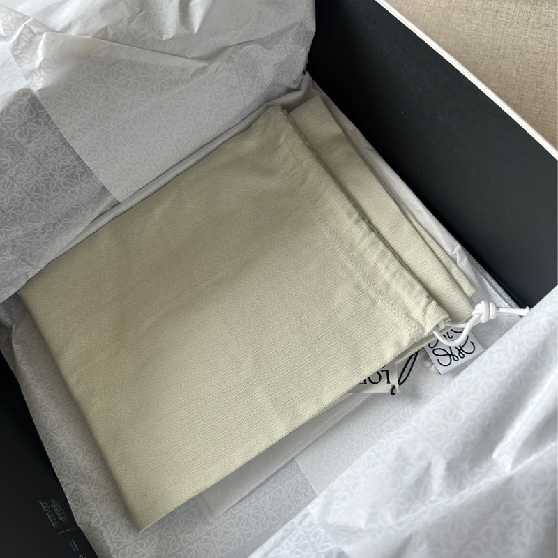 Loewe Flamenco clutch 暖沙色中號 附胸針&提把-5