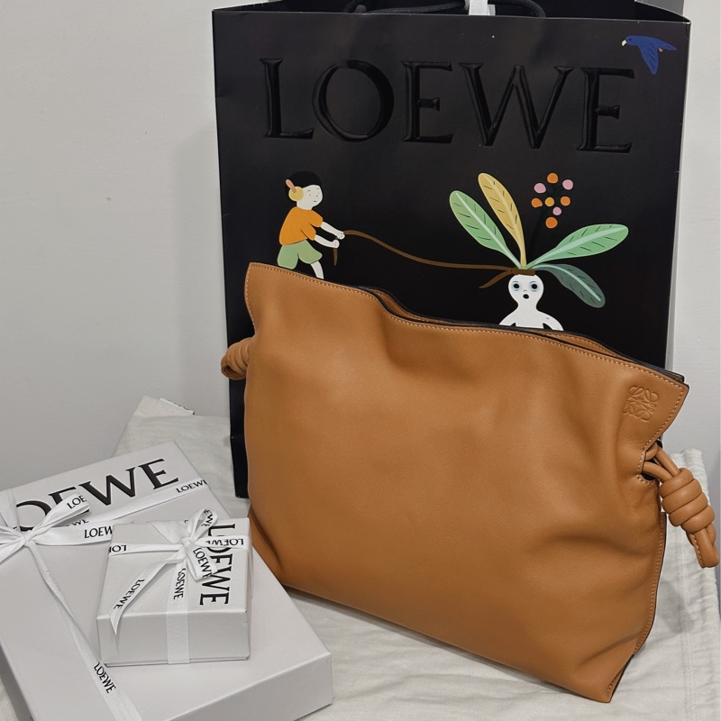 Loewe Flamenco clutch 暖沙色中號 附胸針&提把-2