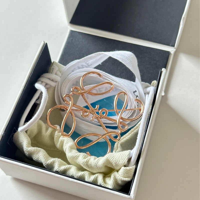 Loewe Flamenco clutch 暖沙色中號 附胸針&提把-6