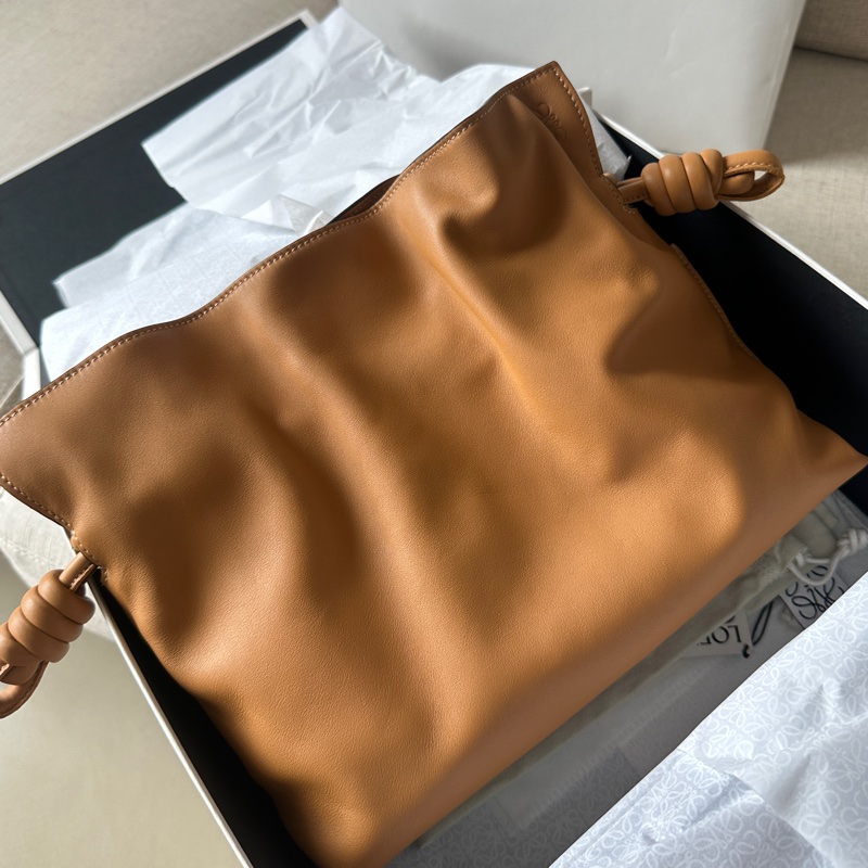 Loewe Flamenco clutch 暖沙色中號 附胸針&提把-8