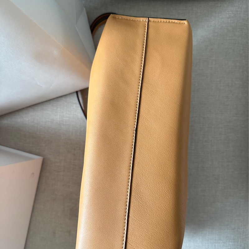 Loewe Flamenco clutch 暖沙色中號 附胸針&提把-9