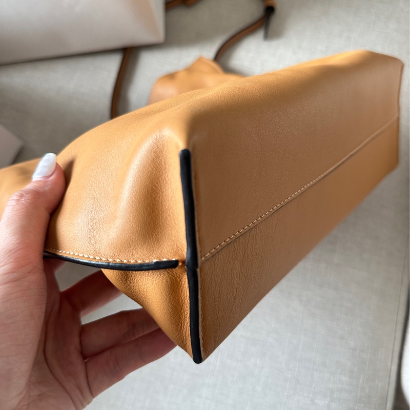 Loewe Flamenco clutch 暖沙色中號 附胸針&提把-10