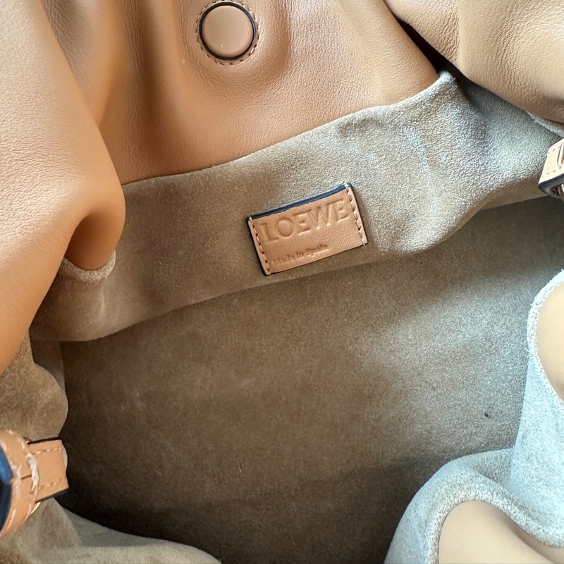 Loewe Flamenco clutch 暖沙色中號 附胸針&提把-11