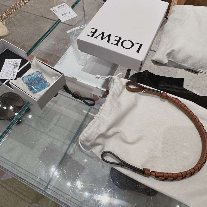 Loewe Flamenco clutch 暖沙色中號 附胸針&提把-7