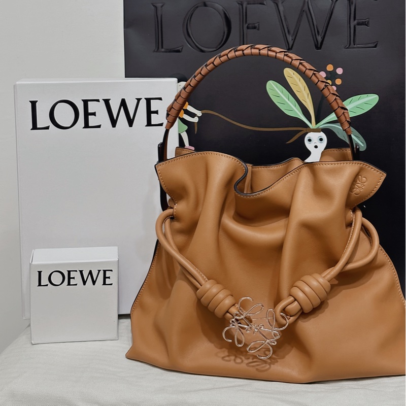 Loewe Flamenco clutch 暖沙色中號 附胸針&提把-1