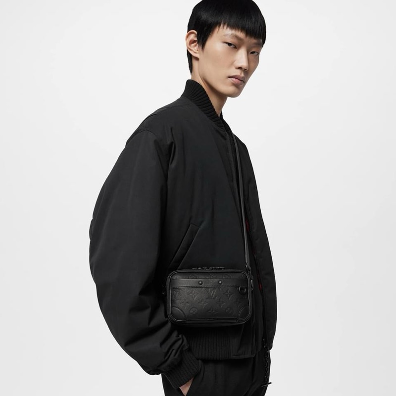 LV M82544 Alpha 黑花壓紋皮革斜揹包-0