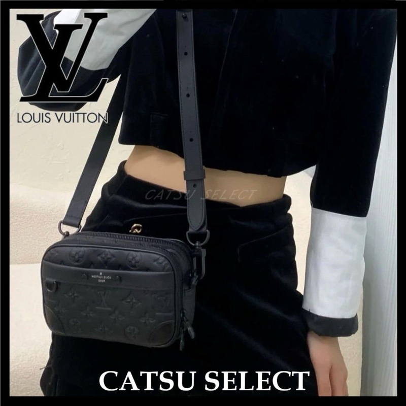 LV M82544 Alpha 黑花壓紋皮革斜揹包-1