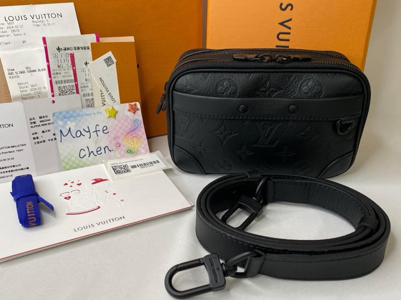 LV M82544 Alpha 黑花壓紋皮革斜揹包-2