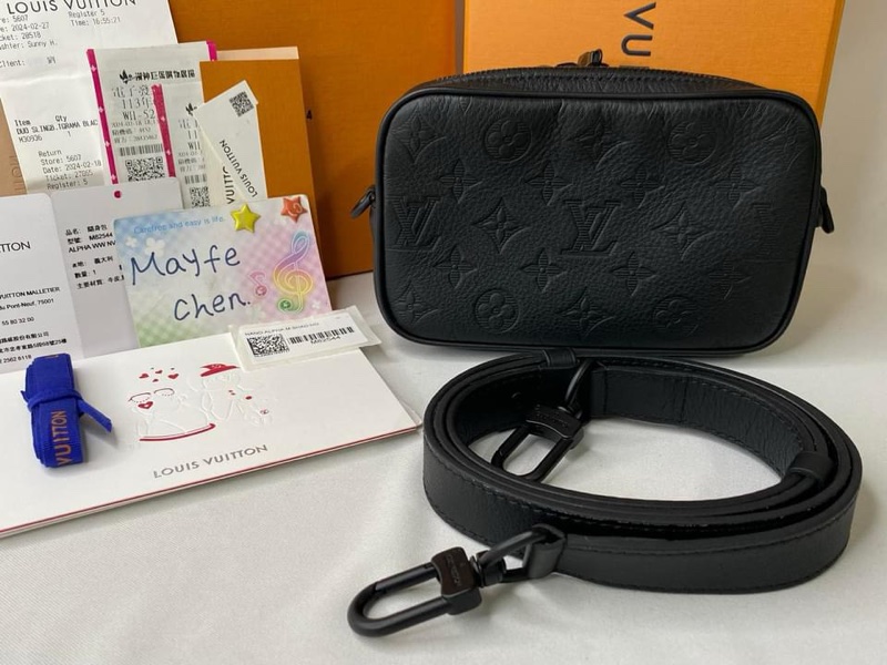 LV M82544 Alpha 黑花壓紋皮革斜揹包-3