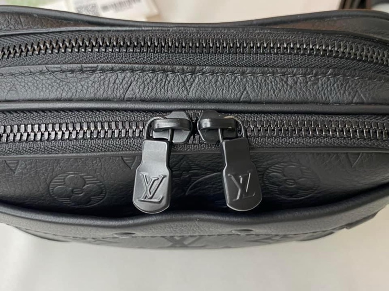 LV M82544 Alpha 黑花壓紋皮革斜揹包-5