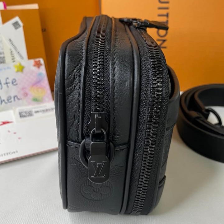 LV M82544 Alpha 黑花壓紋皮革斜揹包-6