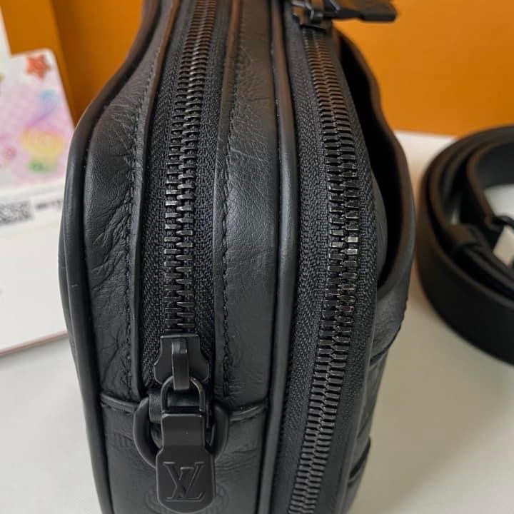 LV M82544 Alpha 黑花壓紋皮革斜揹包-7