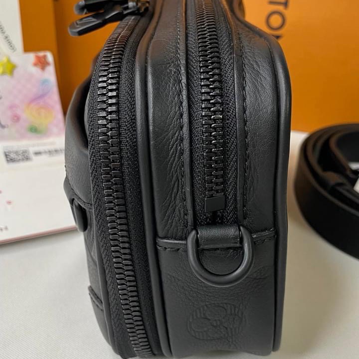 LV M82544 Alpha 黑花壓紋皮革斜揹包-8