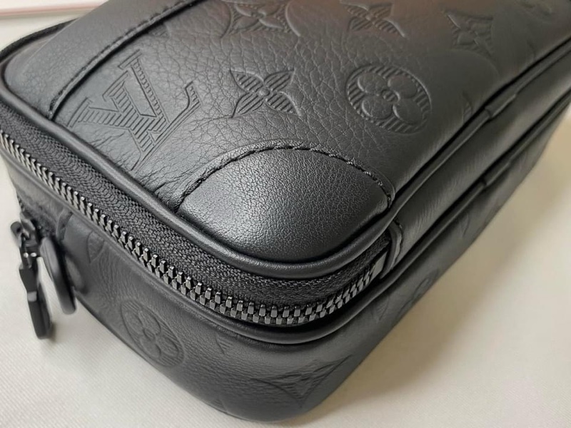 LV M82544 Alpha 黑花壓紋皮革斜揹包-10