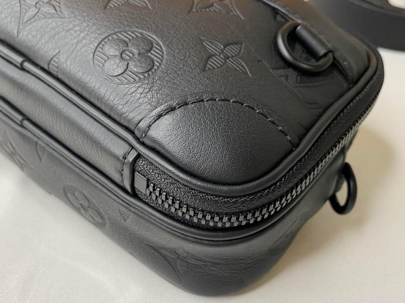 LV M82544 Alpha 黑花壓紋皮革斜揹包-11