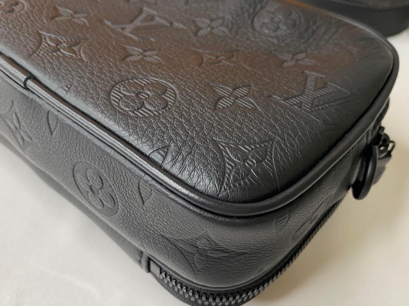 LV M82544 Alpha 黑花壓紋皮革斜揹包-12