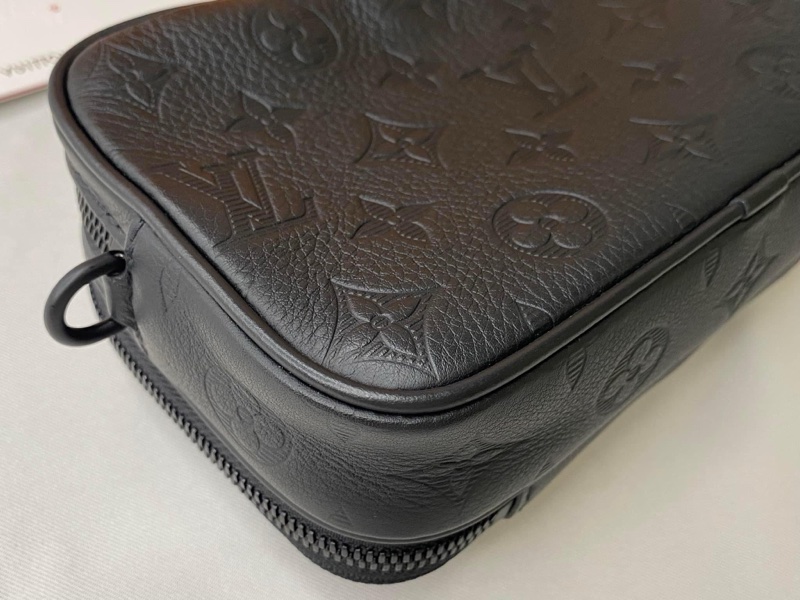 LV M82544 Alpha 黑花壓紋皮革斜揹包-13