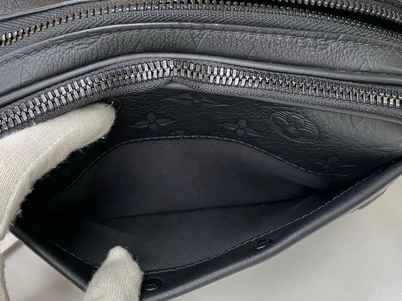 LV M82544 Alpha 黑花壓紋皮革斜揹包-15