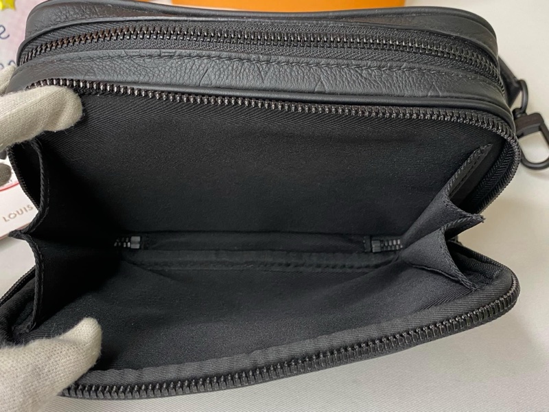 LV M82544 Alpha 黑花壓紋皮革斜揹包-16