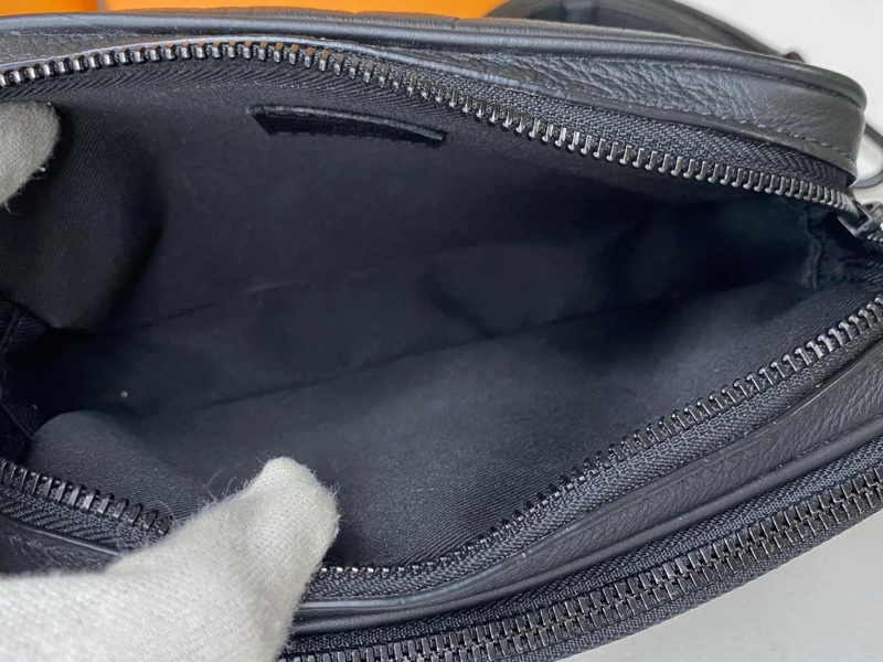 LV M82544 Alpha 黑花壓紋皮革斜揹包-17