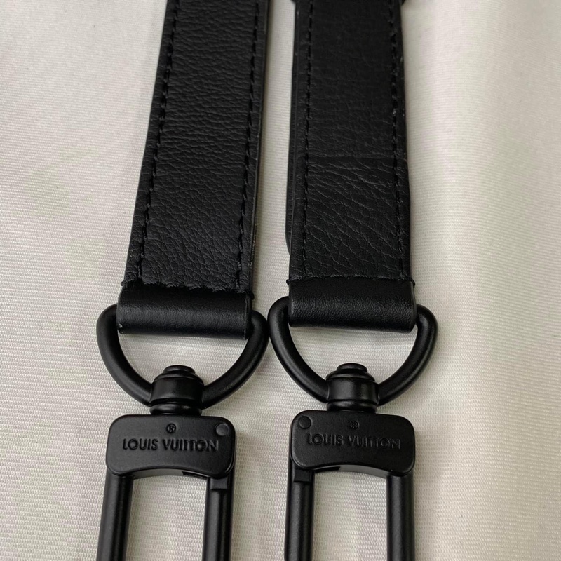 LV M82544 Alpha 黑花壓紋皮革斜揹包-18