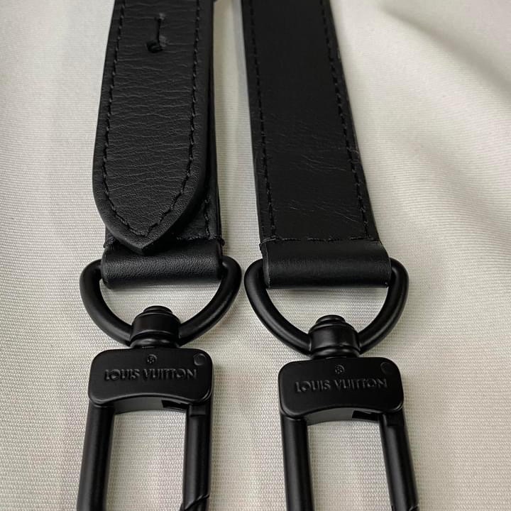 LV M82544 Alpha 黑花壓紋皮革斜揹包-19