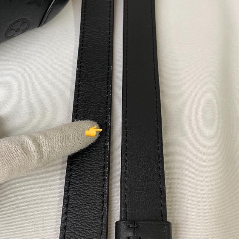 LV M82544 Alpha 黑花壓紋皮革斜揹包-20