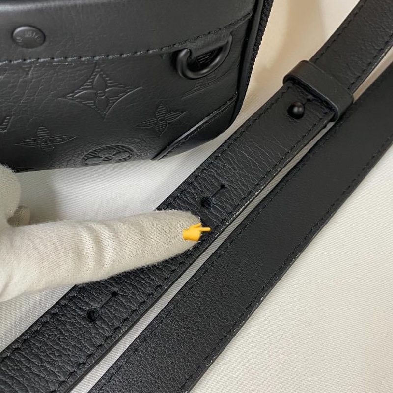 LV M82544 Alpha 黑花壓紋皮革斜揹包-21