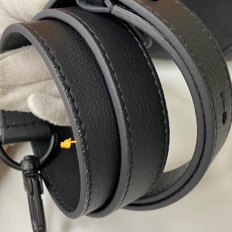 LV M82544 Alpha 黑花壓紋皮革斜揹包-22