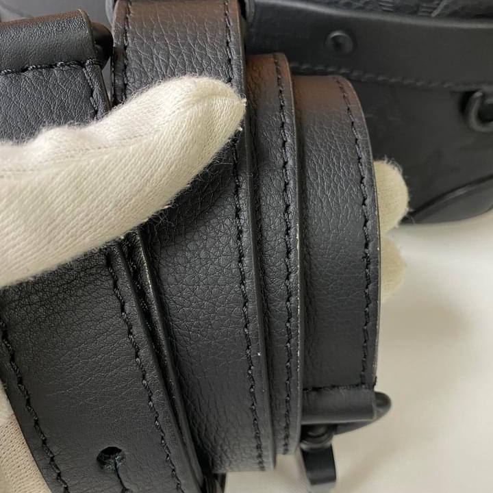 LV M82544 Alpha 黑花壓紋皮革斜揹包-23