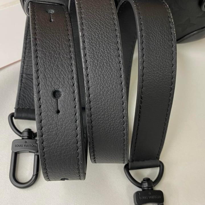 LV M82544 Alpha 黑花壓紋皮革斜揹包-24