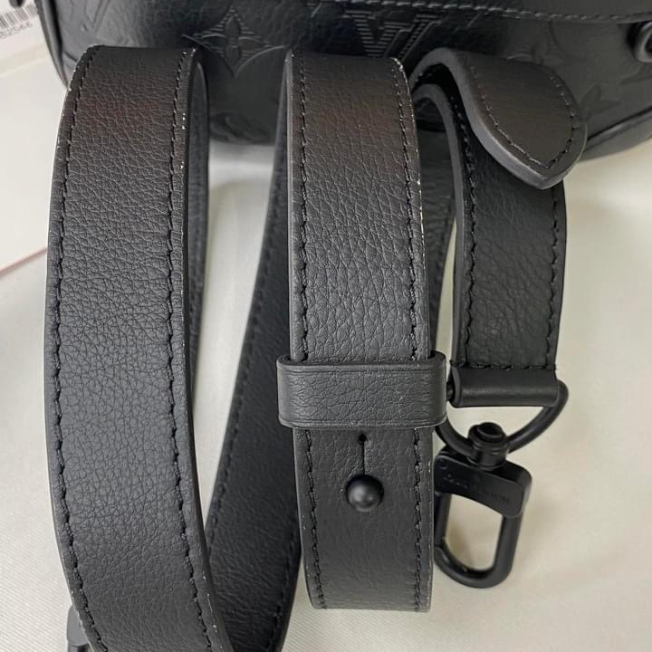 LV M82544 Alpha 黑花壓紋皮革斜揹包-25