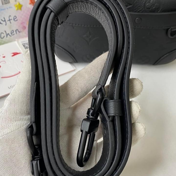 LV M82544 Alpha 黑花壓紋皮革斜揹包-26