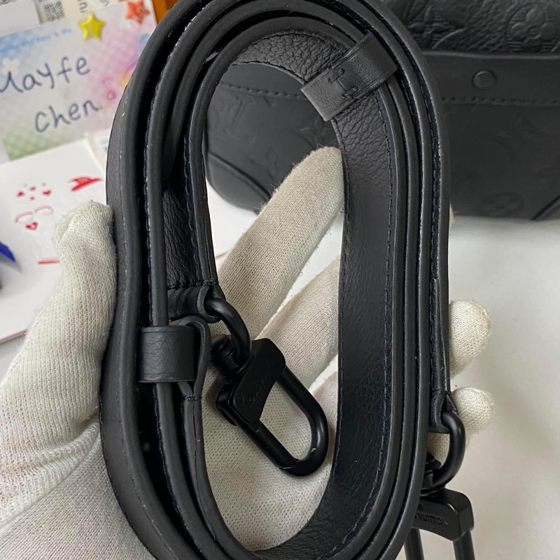 LV M82544 Alpha 黑花壓紋皮革斜揹包-27