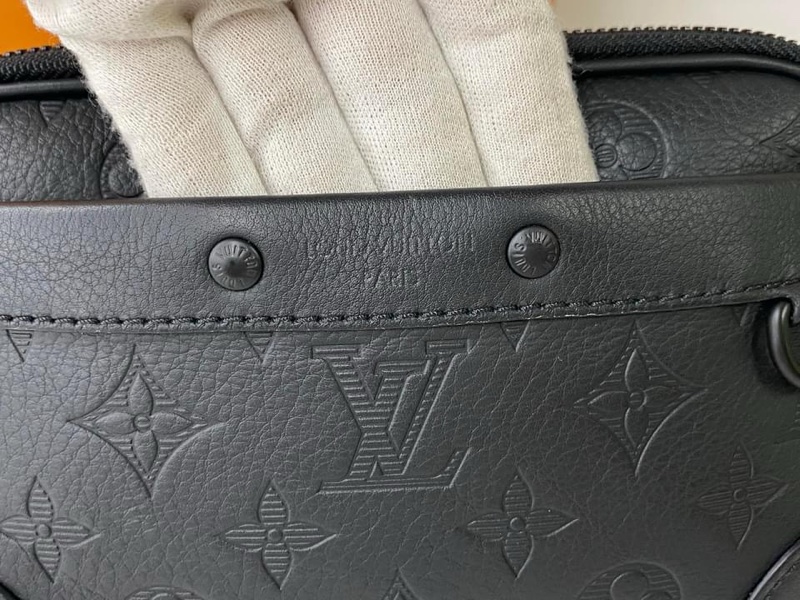 LV M82544 Alpha 黑花壓紋皮革斜揹包-28