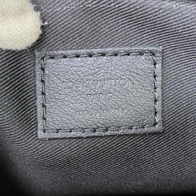 LV M82544 Alpha 黑花壓紋皮革斜揹包-29