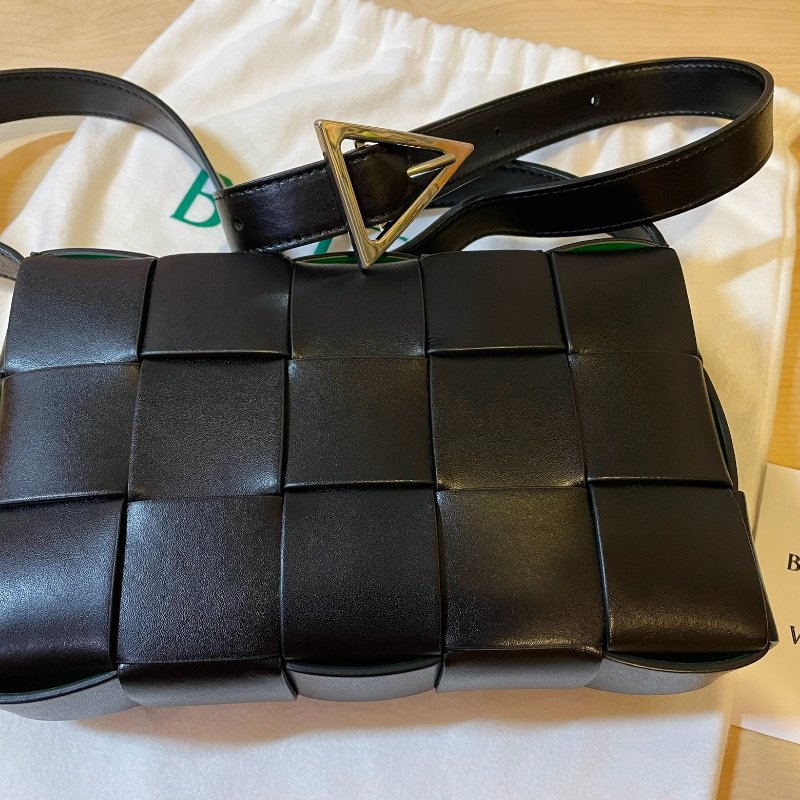 BV Cassette cross-body bag 經典15格 小牛皮外黑內BV綠跳色款-7