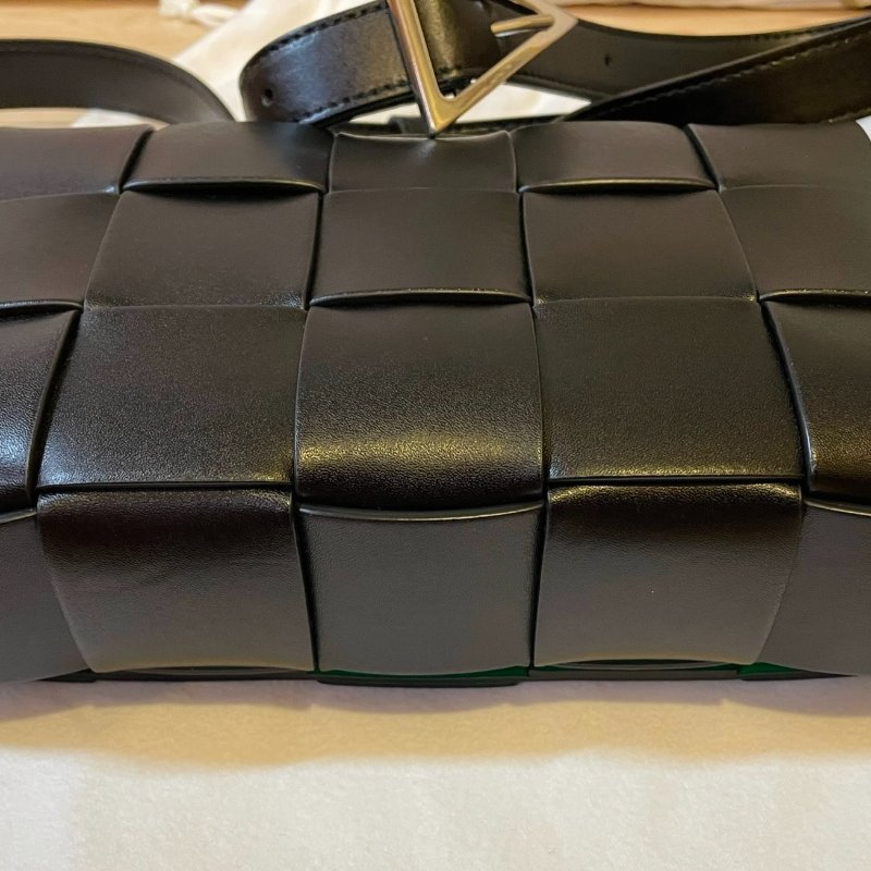 BV Cassette cross-body bag 經典15格 小牛皮外黑內BV綠跳色款-8