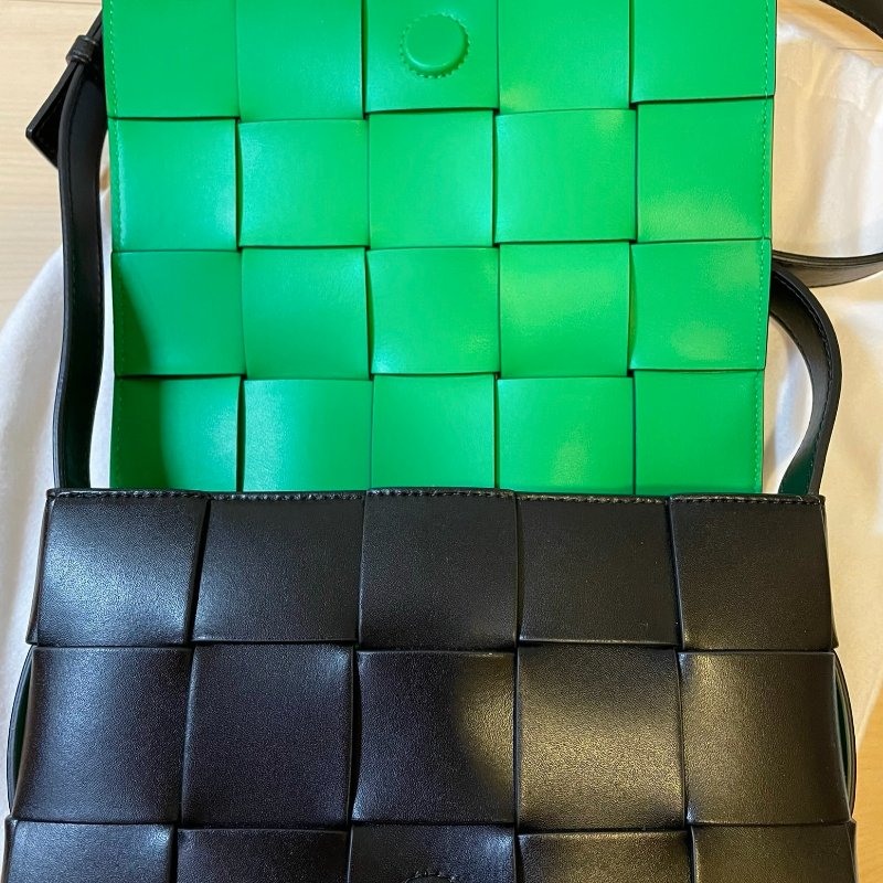 BV Cassette cross-body bag 經典15格 小牛皮外黑內BV綠跳色款-9