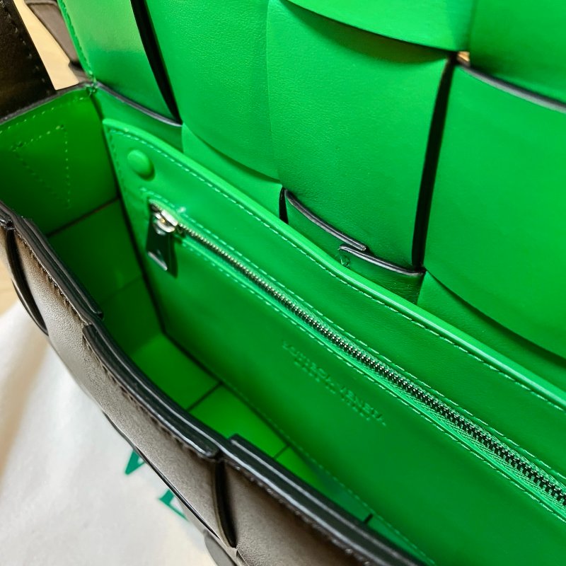 BV Cassette cross-body bag 經典15格 小牛皮外黑內BV綠跳色款-10